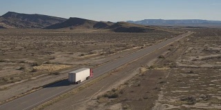 航拍:货运集装箱半卡车穿越犹他州广阔的沙漠