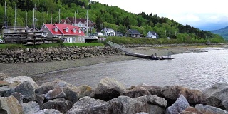 魁北克小镇L'Anse-Saint-Jean的滨河房屋，位于加拿大Saguenay峡湾旁