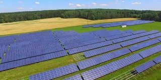 农业景观中的太阳能发电厂。