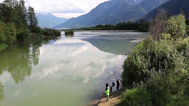 在河里钓鱼的加拿大土著妇女