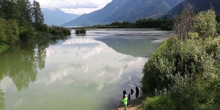 在河里钓鱼的加拿大土著妇女