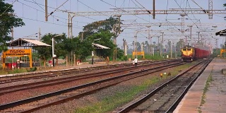 货运列车经过印度车站