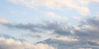 摇摄:日本山梨河口湖藤川口町的鸟瞰图