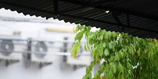 雨水从屋顶滴落下来