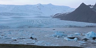 电影倾斜:Vatnajokull和Fjallsrlon冰川Jokulsarlon礁湖冰岛日出