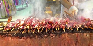 摇盘拍摄:中国西安的中式山羊肉烧烤