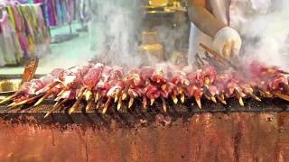 摇盘拍摄:中国西安的中式山羊肉烧烤视频素材模板下载