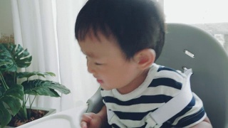 男婴(6-11个月)哭泣视频素材模板下载