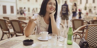 年轻美女在和朋友喝咖啡。