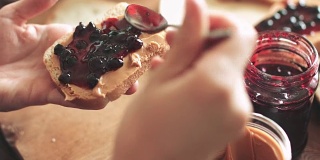 三明治配花生酱和果酱。