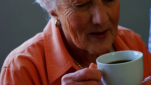 老女人在退休之家喝茶，四千块