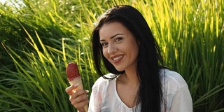 年轻美女微笑着吃着冰淇淋