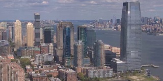 航拍:在新泽西市中心摩天大楼周围飞行，俯瞰纽约曼哈顿