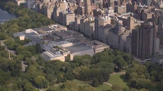 航拍:在上东区上空俯瞰绿色的纽约中央公园视频素材模板下载