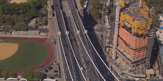 天线:繁忙的曼哈顿大桥高速公路横跨东河进入纽约市