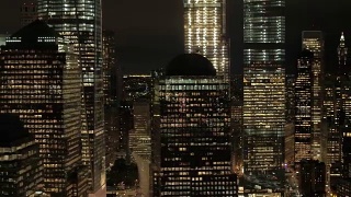 航拍:9/11纪念博物馆、世贸中心和金融区的摩天大楼视频素材模板下载