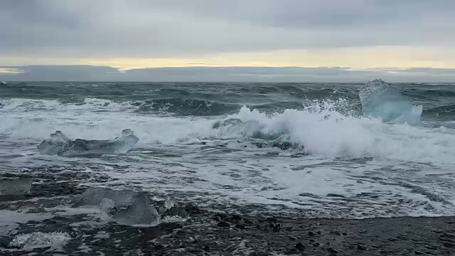 Jokulsarlon海滩上的冰山