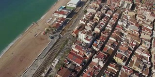 海滩，海洋，铁路和酒店的鸟瞰图，巴塞罗那，西班牙