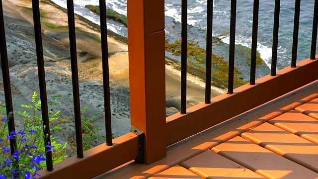 Ocean Cabin Deck Fence, Slow Motion Waves on砂岩Beach, Wood Deck