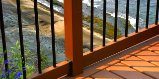 Ocean Cabin Deck Fence, Slow Motion Waves on砂岩Beach, Wood Deck
