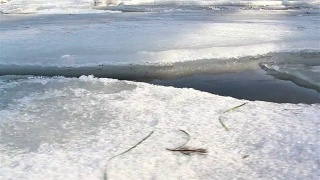水面上很少有冰帽在慢慢融化视频素材模板下载