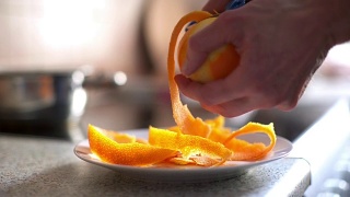 手剥橘子皮视频素材模板下载