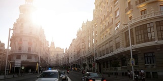 Gran Vía，马德里，太阳，实时报道