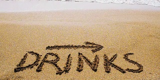 沙上题字，沙滩上。