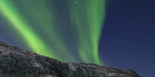 北极光，北极光或北极光在挪威夜空中的时间流逝