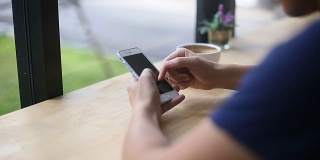 一个男人在咖啡店上网和打手机