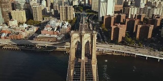 顶部鸟瞰图布鲁克林大桥通过东河到曼哈顿在纽约，美国。旗帜迎风飘扬