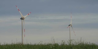 风力涡轮机孤立在阴天的背景