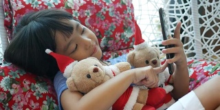亚洲女孩与圣诞熊自拍