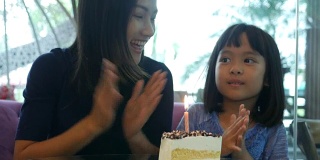 女孩和妈妈一起享用生日蛋糕