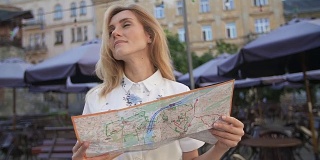 年轻的女游客探索城市地图时，旅行，度假概念，闪光