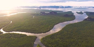 令人惊叹的红树林和山脉在安达曼海，攀雅湾，泰国，航拍视频