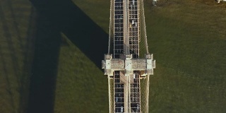 顶部鸟瞰图上的交通道路上的布鲁克林大桥通过东河在纽约，美国