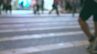 一群无名的人走在香港街头视频素材模板下载