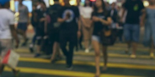 一群无名的人走在香港街头