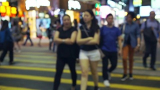 一群无名的人走在香港街头视频素材模板下载