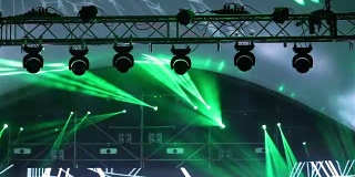 有雾音乐会的舞台灯光，控制台上的舞台灯光，照亮音乐会舞台，舞台上的娱乐音乐会灯光