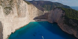 4K无人机拍摄的纳瓦吉奥海滩(海难海滩)在Zakynthos，希腊