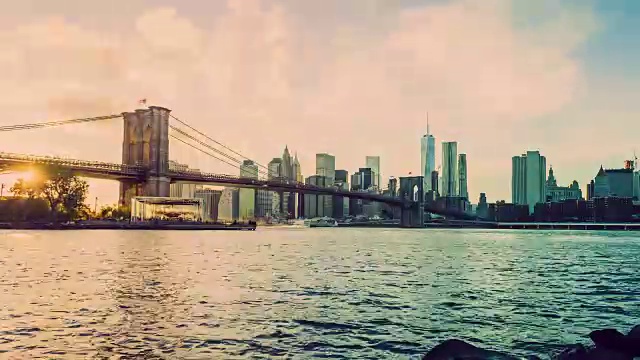 曼哈顿和布鲁克林大桥的时间流逝在日落，纽约市