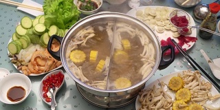 火锅概念的亚洲美食。在桌上沸腾的肉汤。用小匙在肉汤里煮肉