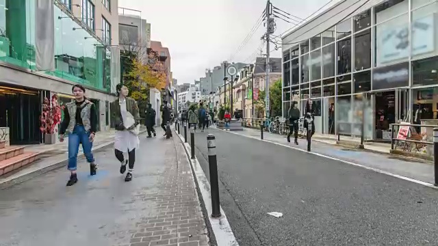 4K延时平移:日本东京原宿猫街拥挤的行人