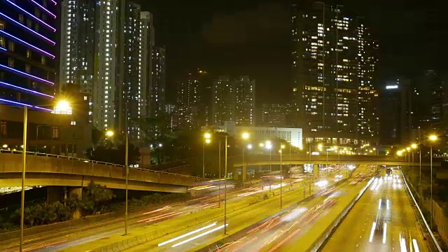 香港市中心晚上的交通状况，左平移时间推移。