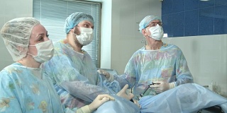 在医院的手术室里，一组医生在一起做手术