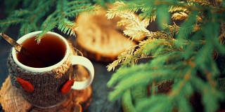 圣诞树下的茶