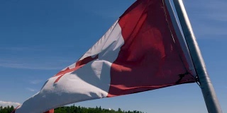 休伦湖上的加拿大国旗