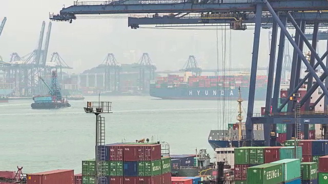 货柜港口，香港中部，摇摄左时移。